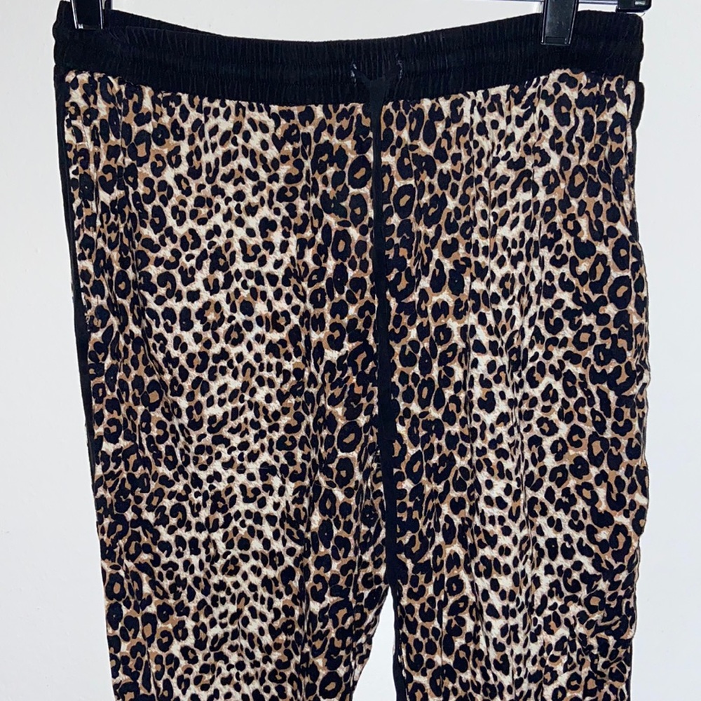 Cheetah joggers, cute and simple. Size M.